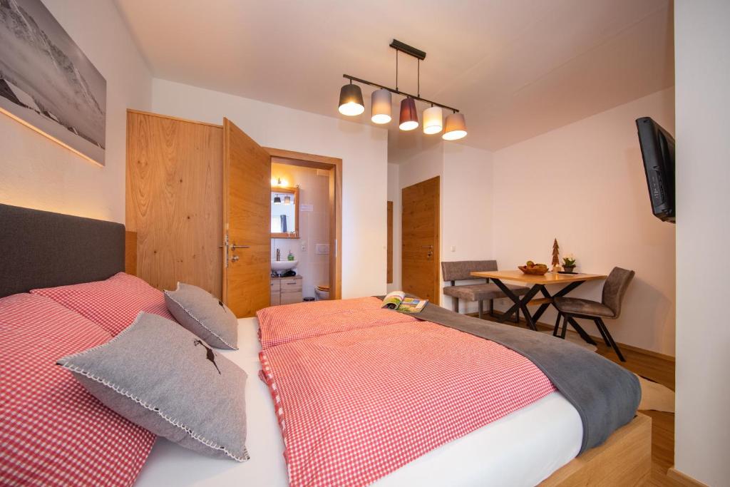 Postel nebo postele na pokoji v ubytování Haus Ditzer - Villa Theresia