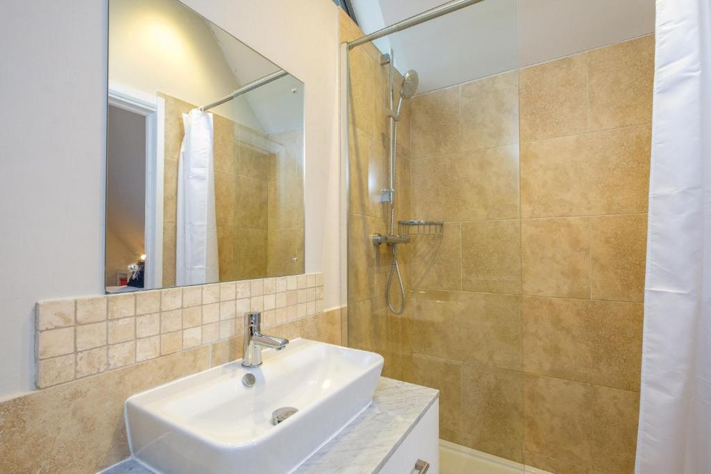 White Cottage Apartment 8