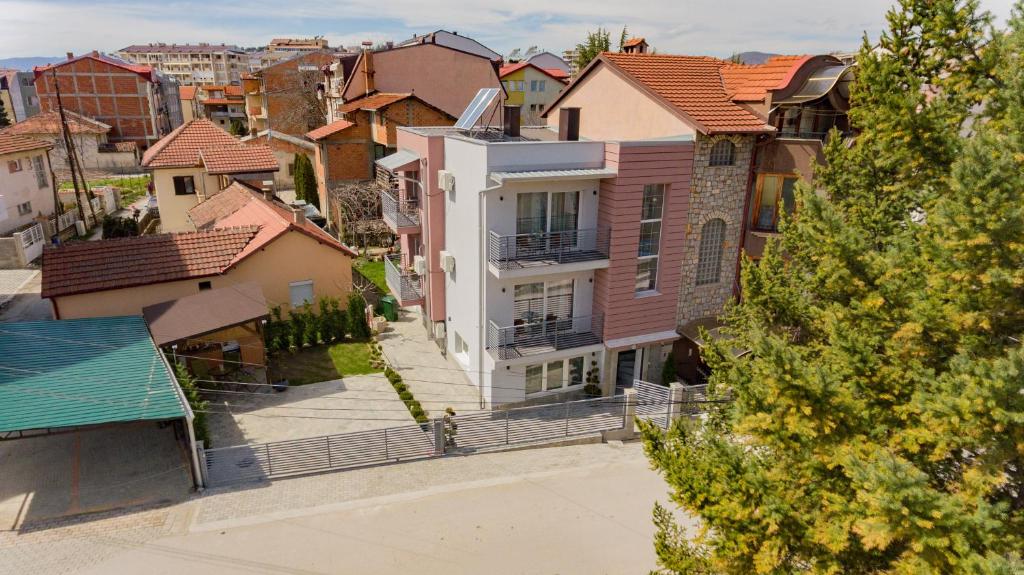 una vista aérea de una ciudad con casas en Villa Misija, en Ohrid