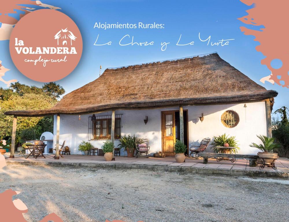 a house with a thatched roof at La Volandera in Jerez de la Frontera