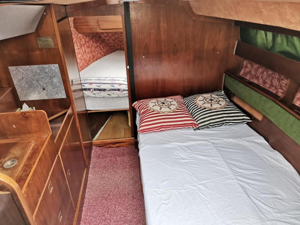 um pequeno quarto com um beliche num quarto em Ubytování na Jachtě em Lipno nad Vltavou