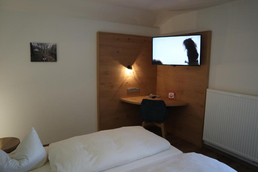 Postel nebo postele na pokoji v ubytování Gasthof Hotel zur Post
