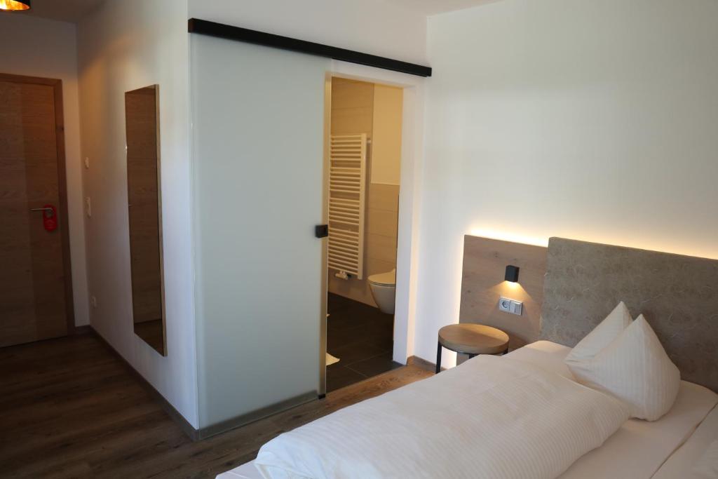 Postel nebo postele na pokoji v ubytování Gasthof Hotel zur Post