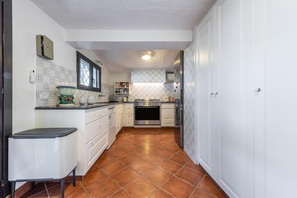 A kitchen or kitchenette at Villa Mistral