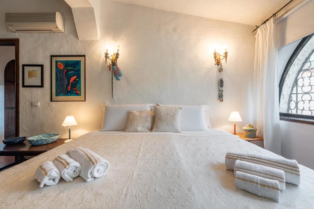 A bed or beds in a room at Villa Mistral