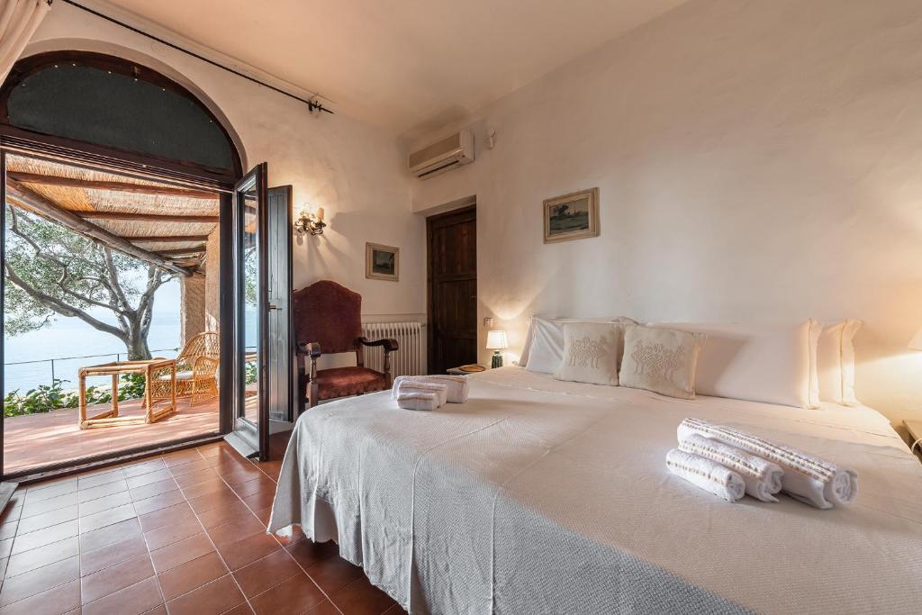 A bed or beds in a room at Villa Mistral