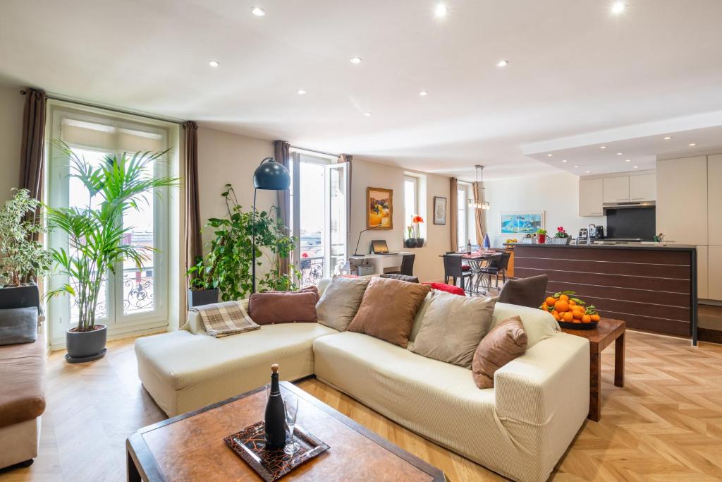 un salon avec un canapé et une table dans l'établissement 