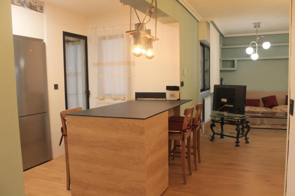 una cucina e una sala da pranzo con isola in una stanza di Apartamento Pamplona Comfort a Pamplona