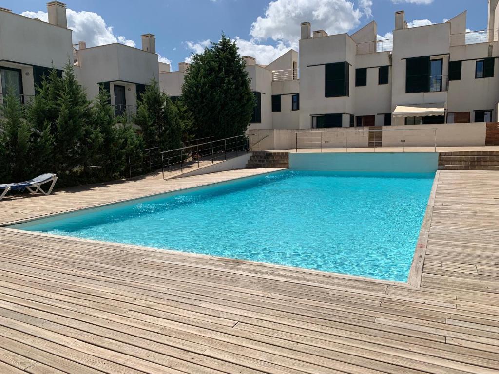 una gran piscina frente a un edificio en BAHIA 28 by SOM Menorca en Fornells