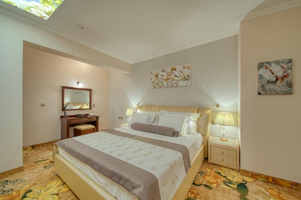 A bed or beds in a room at Residence Konstantina Palace
