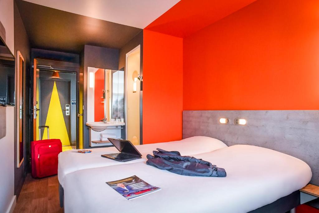 Postel nebo postele na pokoji v ubytování ibis budget Coutances