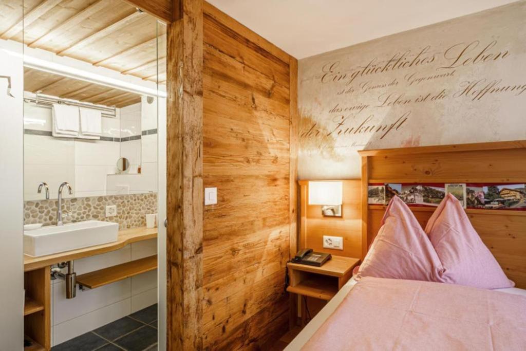 Una cama o camas en una habitación de Alpenblick Hotel & Restaurant Wilderswil by Interlaken