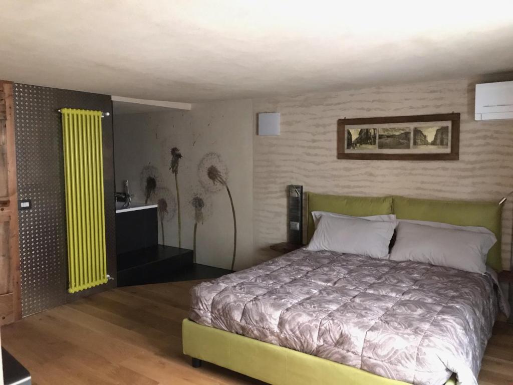 um quarto com uma cama e uma televisão em VIRASOL IN CITTÁ, bilocale ACQUA em Cuneo