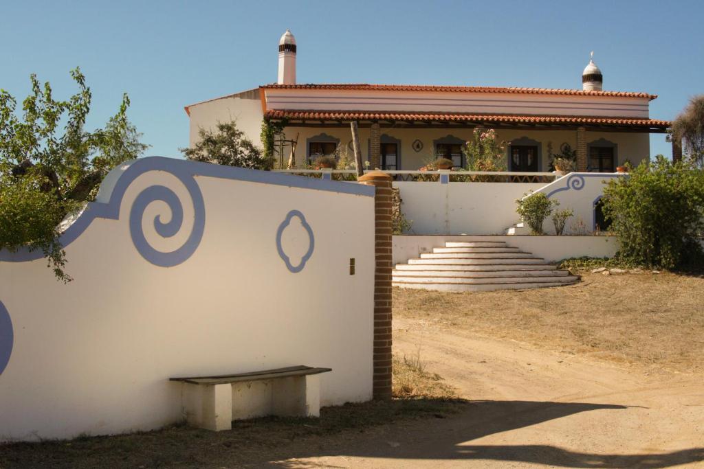 une maison avec un mur recouvert d'un tableau dans l'établissement Aproveite o sabor do Alentejo, à Vila Verde de Ficalho