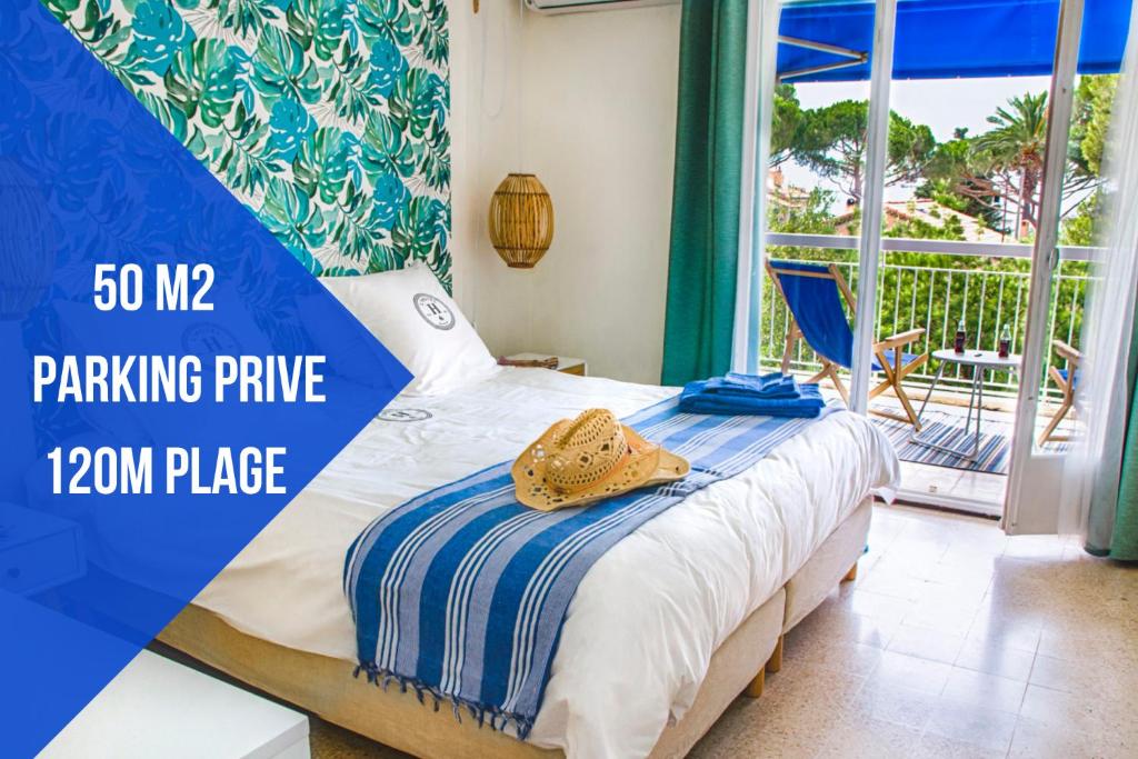 - une chambre dotée d'un lit avec une couverture bleue et blanche dans l'établissement Relax&co - parking gratuit - wifi - terasse - mer, à Saint-Cyr-sur-Mer