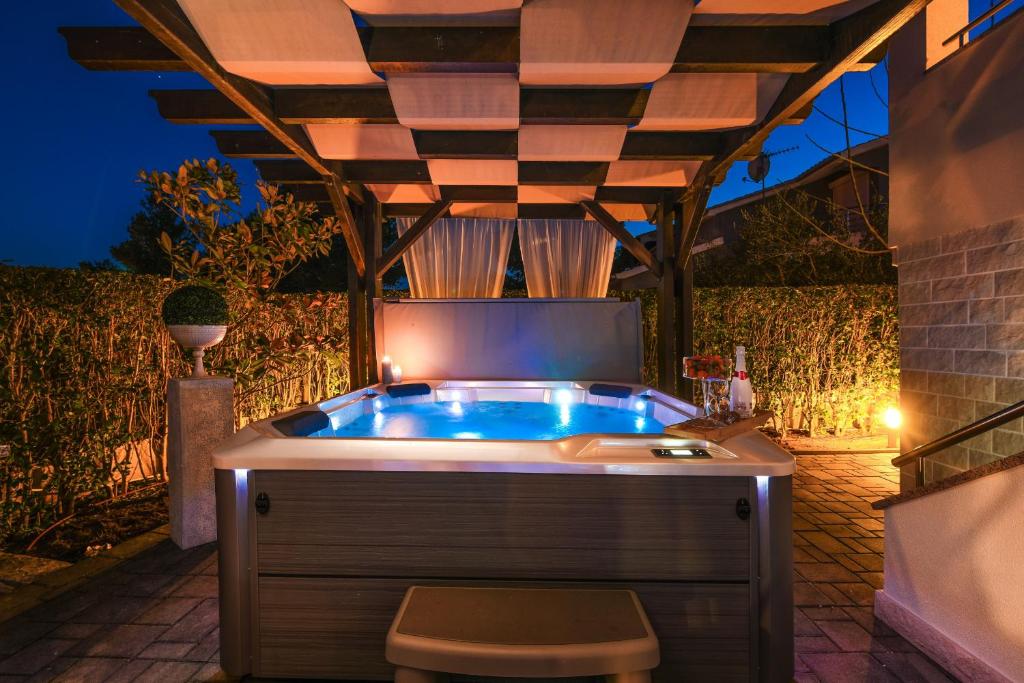 Bazén v ubytování Villa Bella ZadarVillas nebo v jeho okolí
