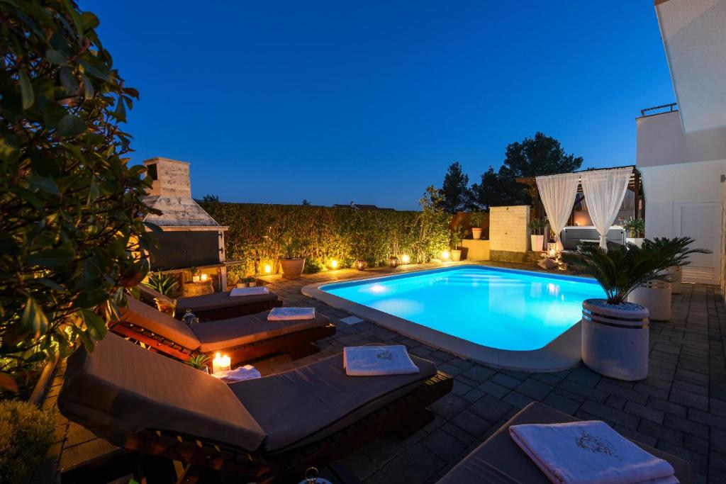 Bazén v ubytování Villa Bella ZadarVillas nebo v jeho okolí