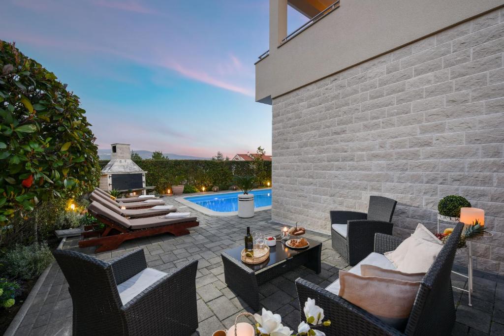 Bazén v ubytování Villa Bella ZadarVillas nebo v jeho okolí