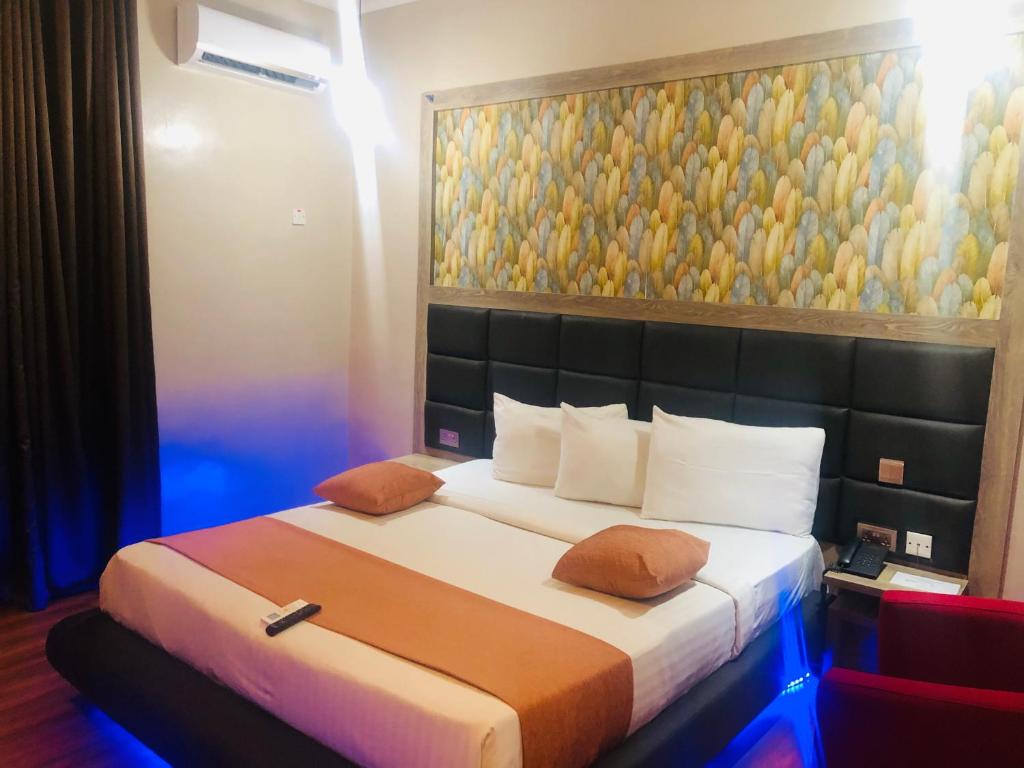 Postel nebo postele na pokoji v ubytování Mayor's & Diplomat Suite - GRA