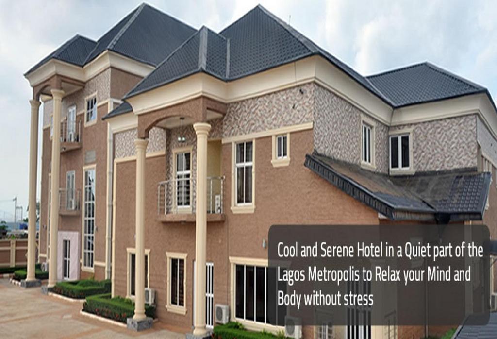 Un gran edificio con un cartel delante. en Sheriffyt Royale Hotel Suites - Deluxe, en Ikorodu
