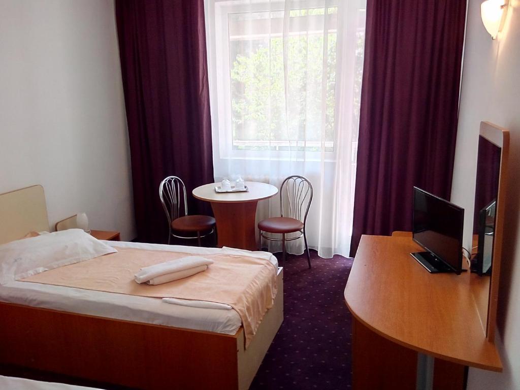 Postel nebo postele na pokoji v ubytování Hotel Lebăda