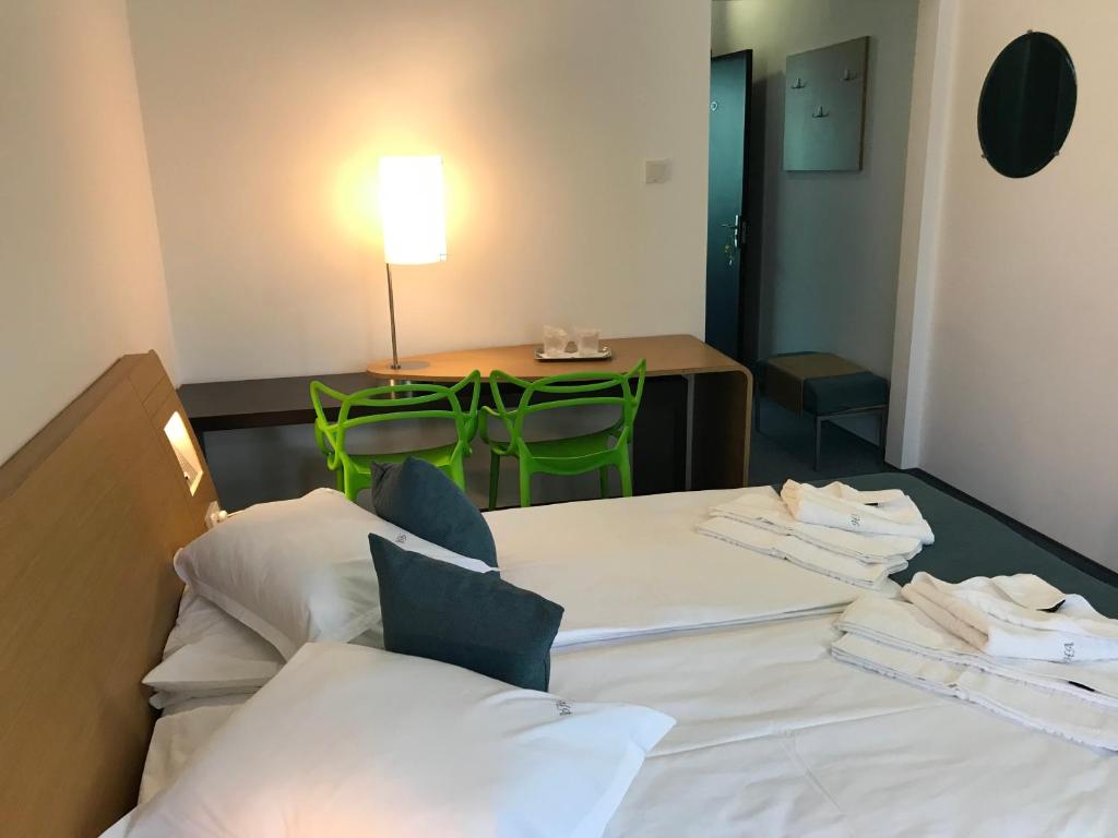 Postel nebo postele na pokoji v ubytování Hotel Lebăda