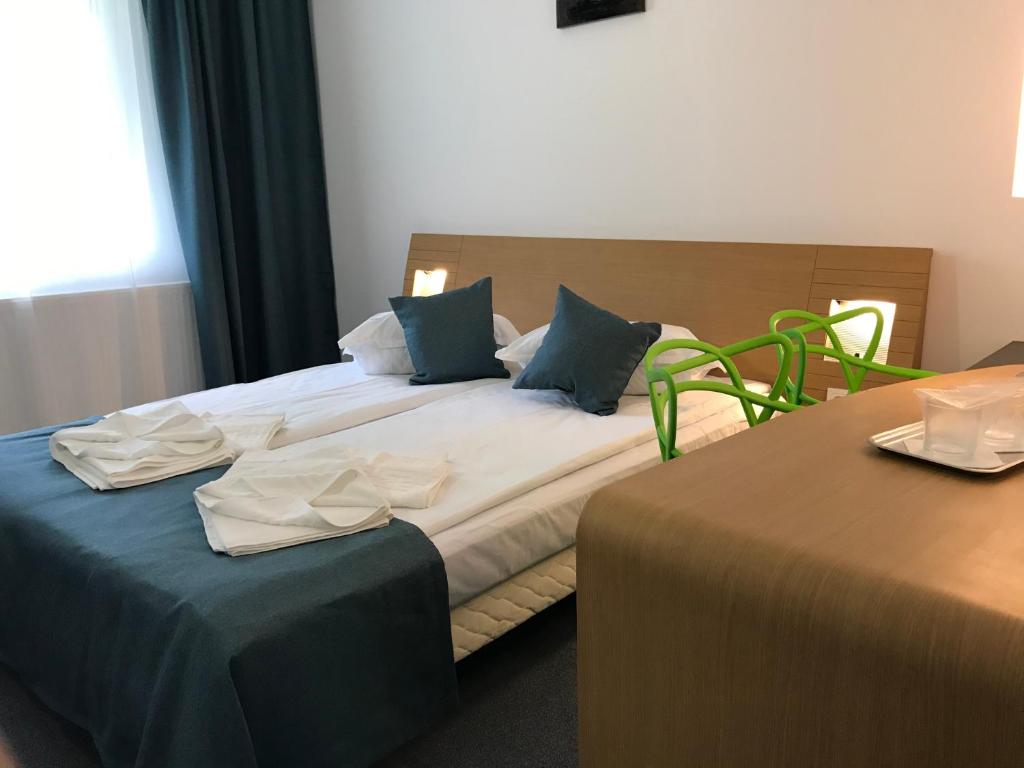 Postel nebo postele na pokoji v ubytování Hotel Lebăda