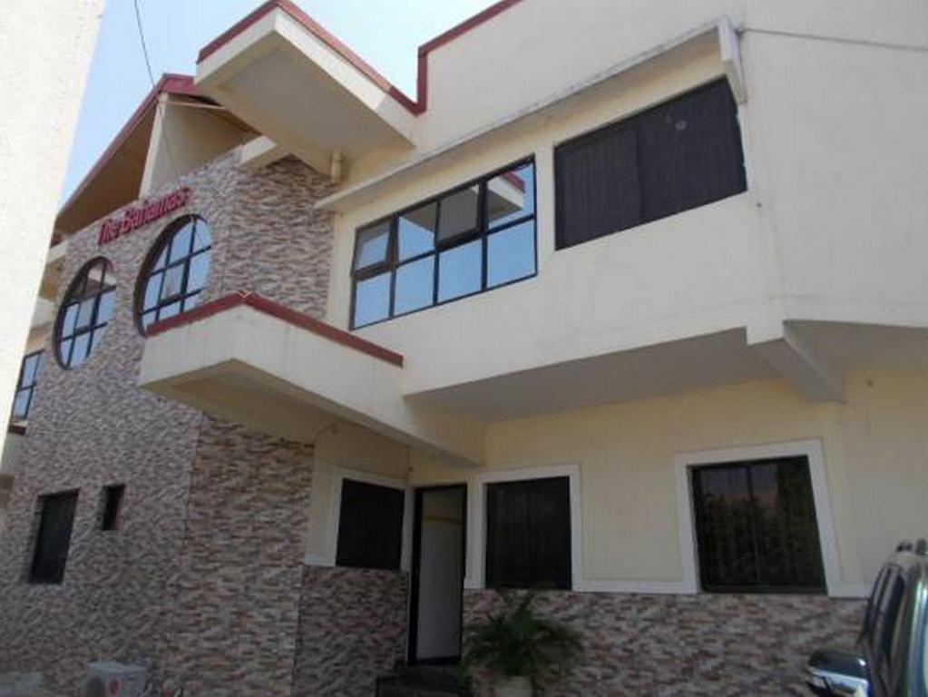 uma casa grande com um edifício em Room in Lodge - Bahamas Hotels International em Abuja