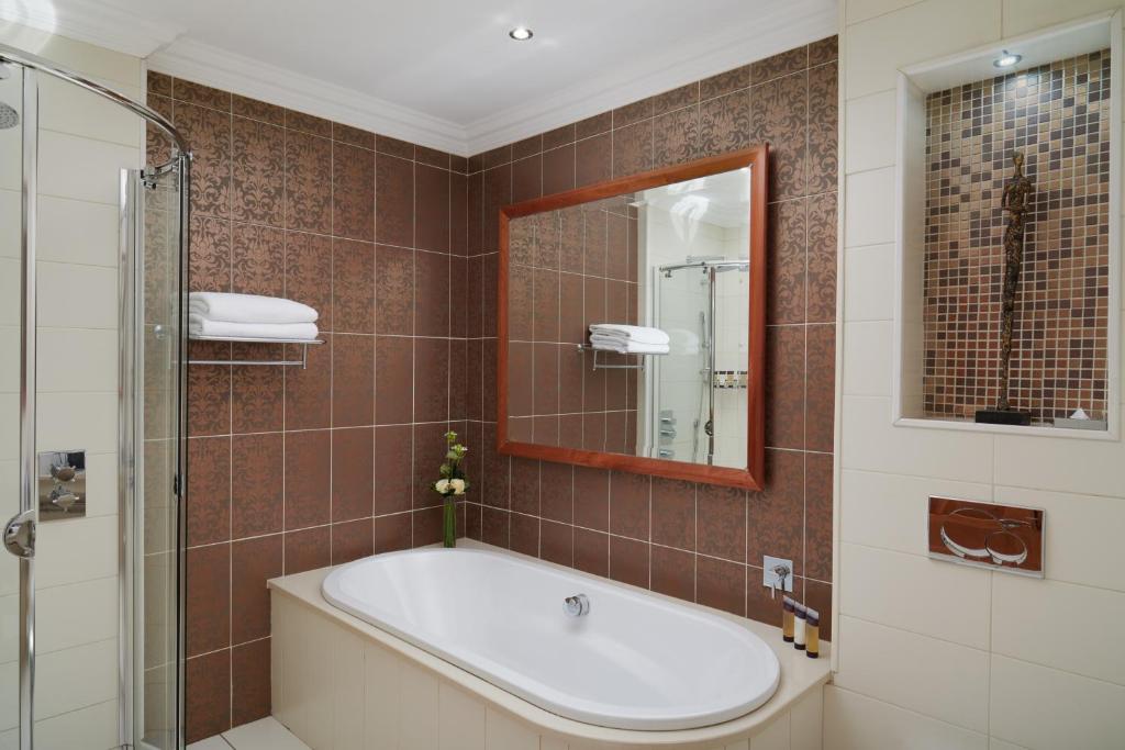 The Culloden Estate and Spa - Resim 37