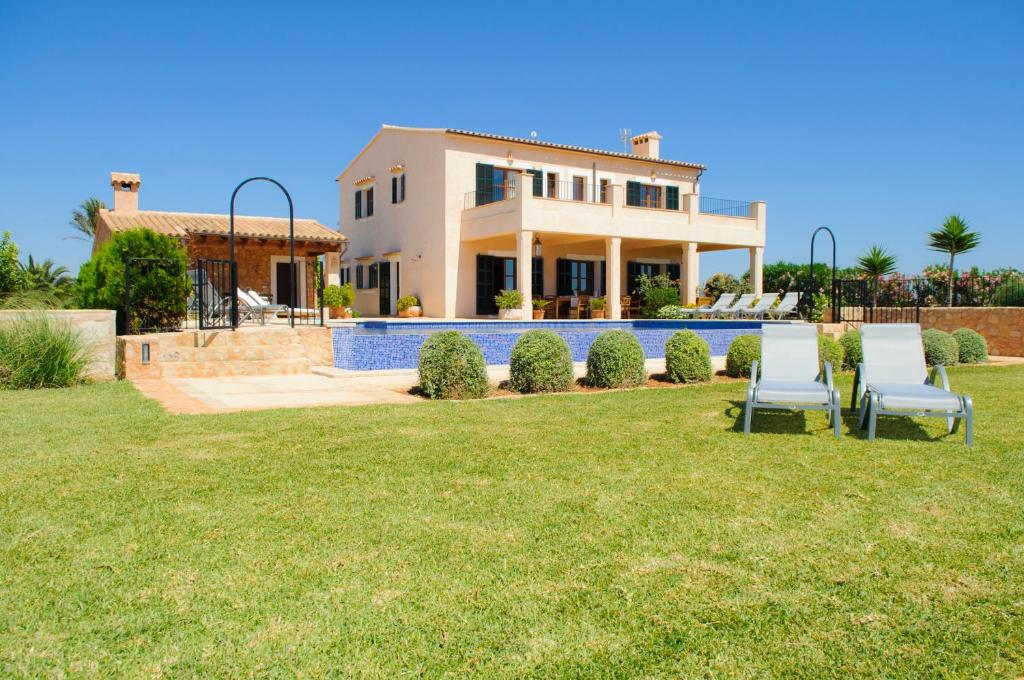 Villa con piscina y 2 sillas de jardín en Finca Hort Can Veritat, en Cala Ferrera