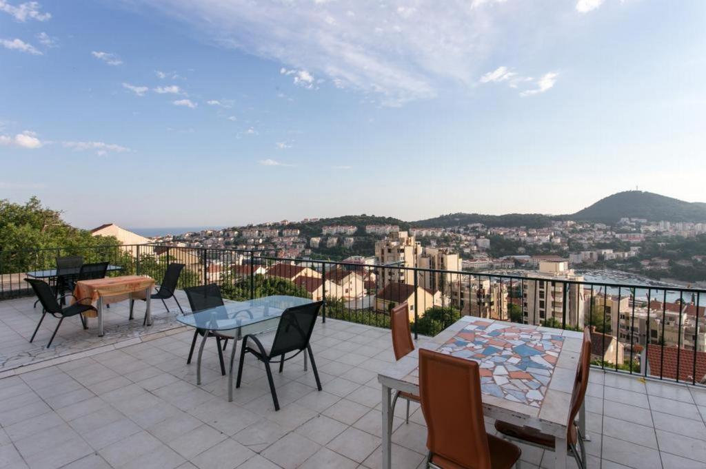 balcón con mesa, sillas y vistas en Guest House Barbara, en Dubrovnik