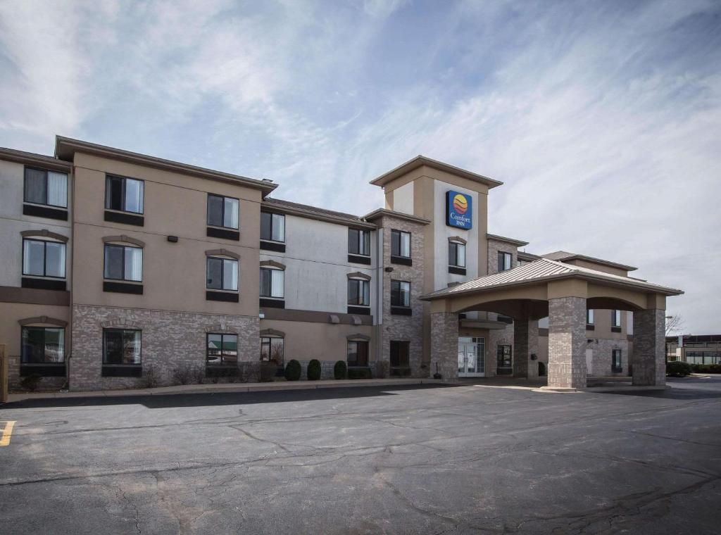 un grand bâtiment avec un parking en face de celui-ci dans l'établissement Comfort Inn Crystal Lake - Algonquin, à Crystal Lake