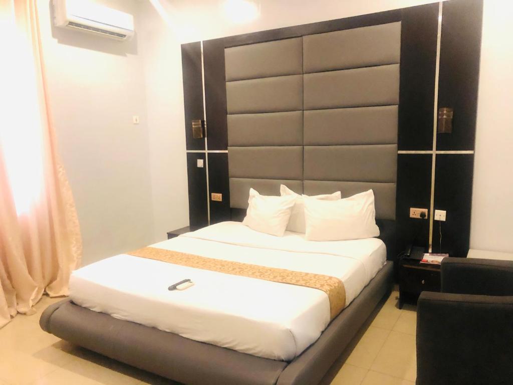 Postel nebo postele na pokoji v ubytování Mayor's & Diplomat Suite - GRA