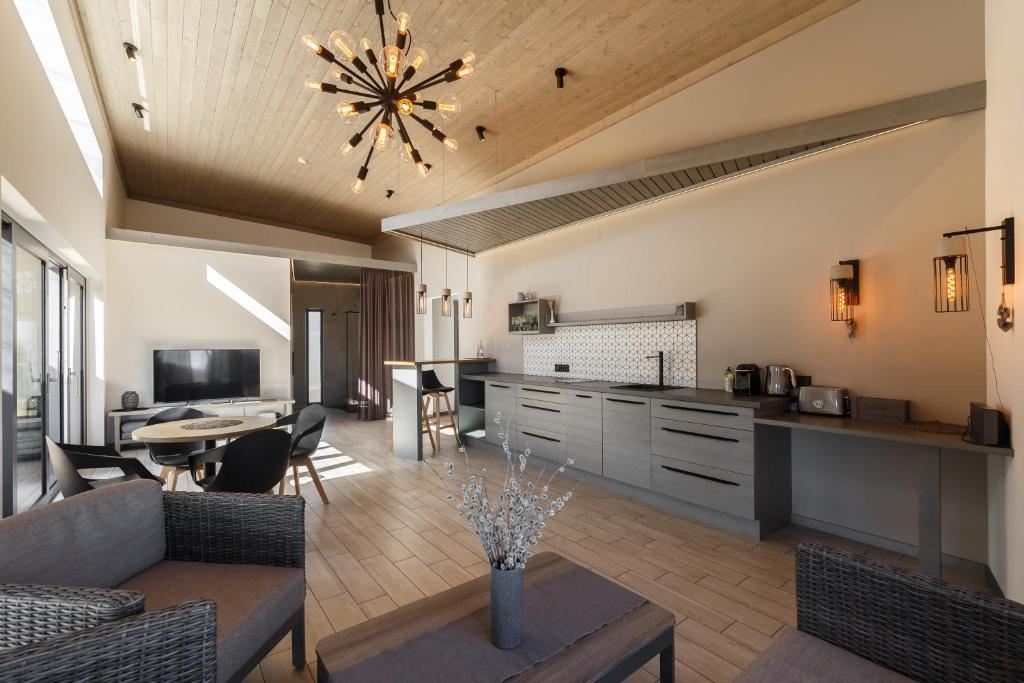 uma sala de estar com uma cozinha e uma sala de jantar em Pļavas Holiday House em Ainaži