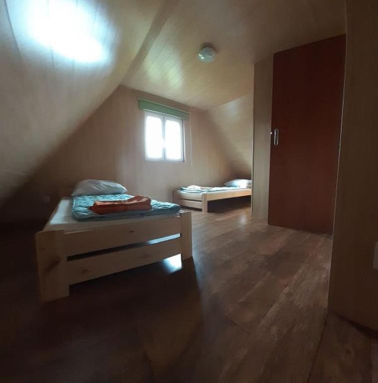 Posteľ alebo postele v izbe v ubytovaní Domek letniskowy nad Jez. Dadaj