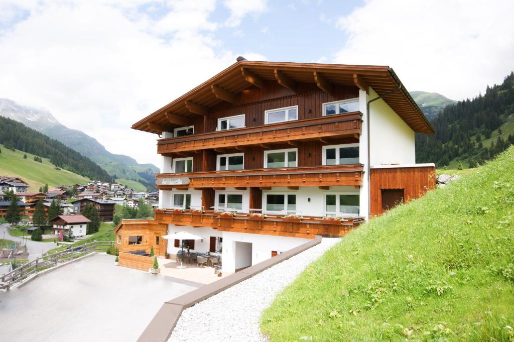una casa sul fianco di una collina di Soldanella a Lech am Arlberg