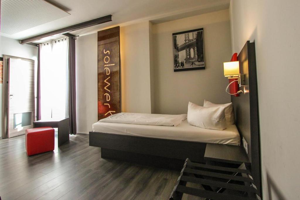 Postel nebo postele na pokoji v ubytování SOLEWERK Hotel