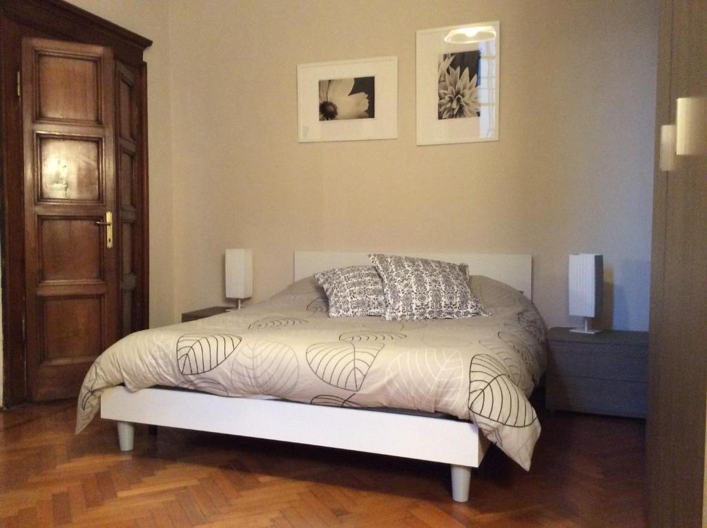 a bed sitting in a bedroom next to a wall at Le Muse in Brescia