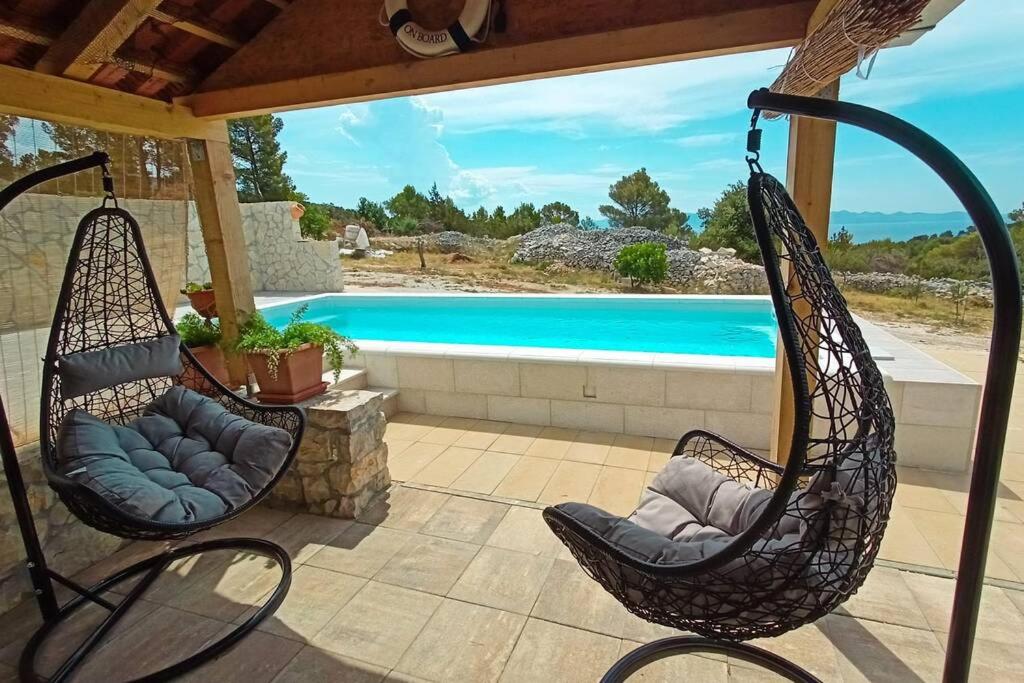 Bazén v ubytování Isolated paradise Adio Mare Milna Brač nebo v jeho okolí