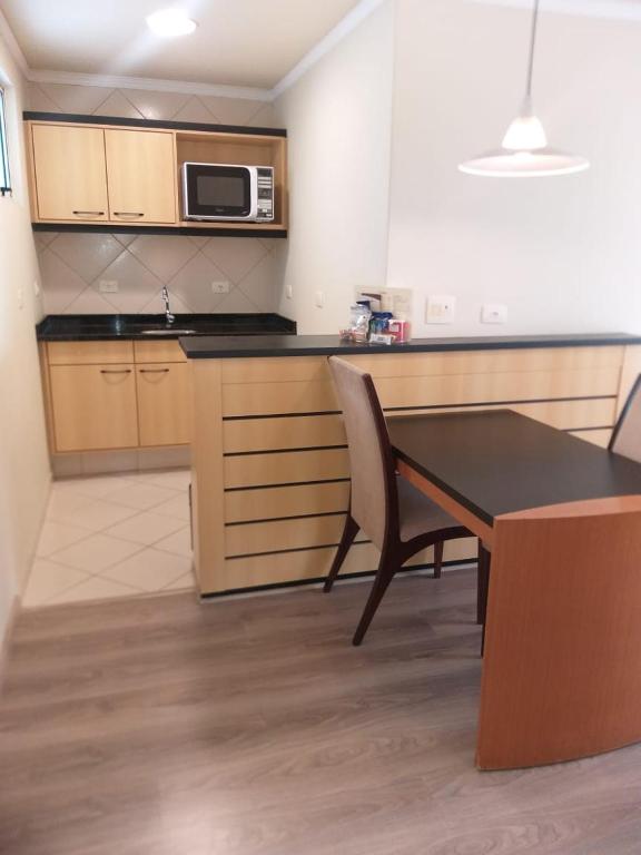 A cozinha ou cozinha compacta de Astron Suítes São José dos Pinhais by Nobile