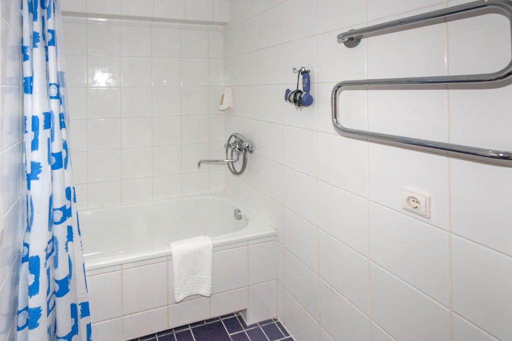 Vonios kambarys apgyvendinimo įstaigoje Tauras Center Hotel
