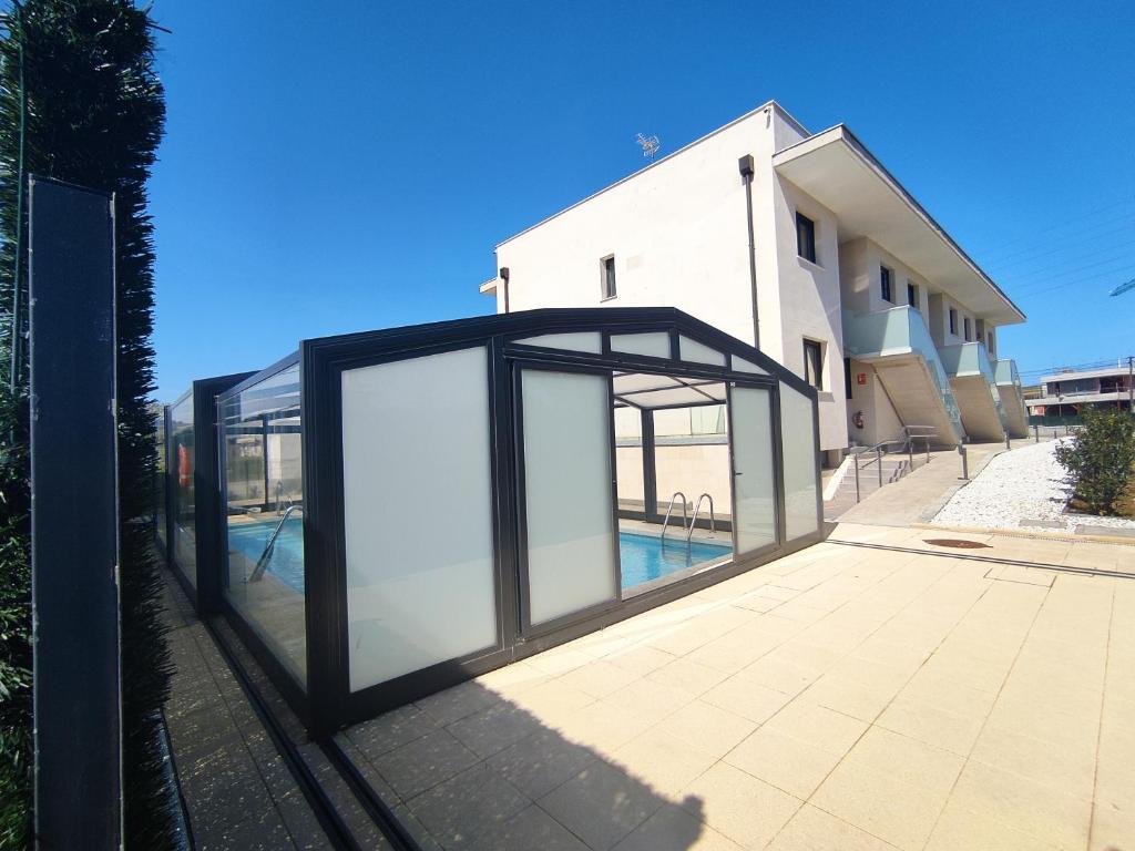 Bazén v ubytovaní Apartamentos Playa De Covachos alebo v jeho blízkosti