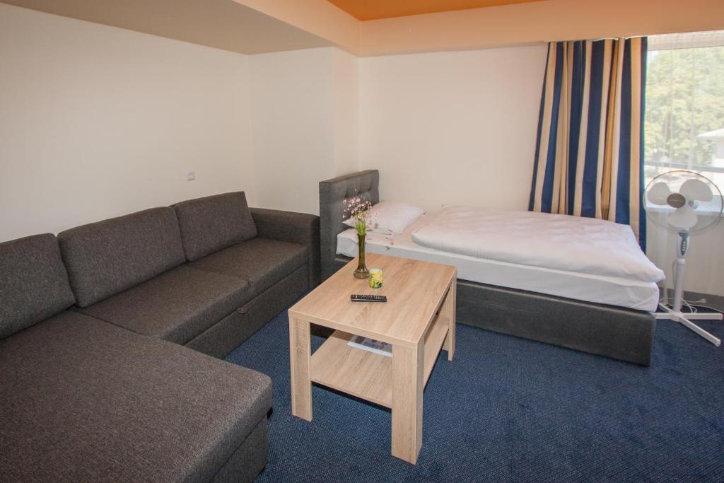 Svetainės erdvė apgyvendinimo įstaigoje Tauras Center Hotel