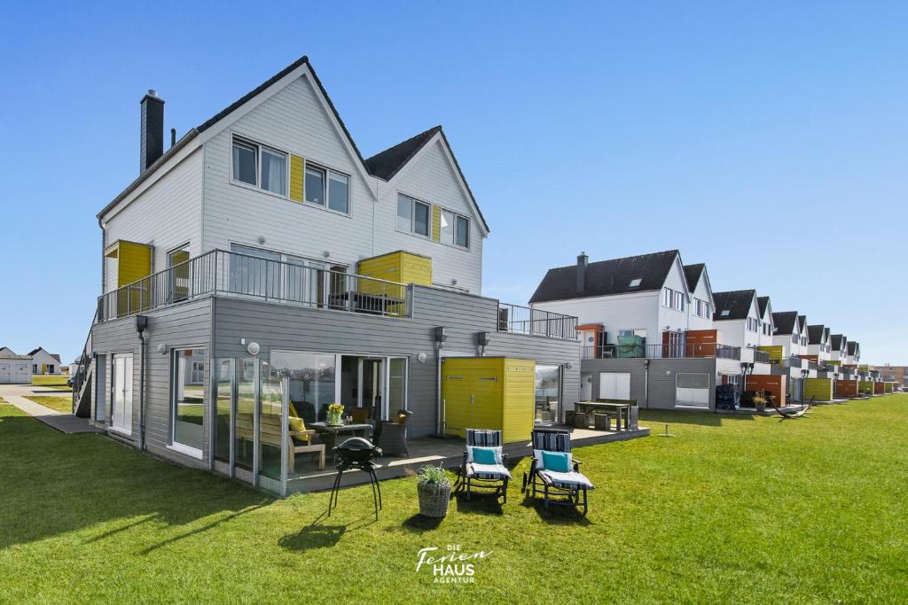 a large house with a yard with chairs at Carpe Diem in Olpenitz