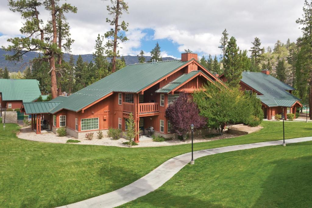 大熊湖的住宿－WorldMark Big Bear Lake，绿色屋顶的房子
