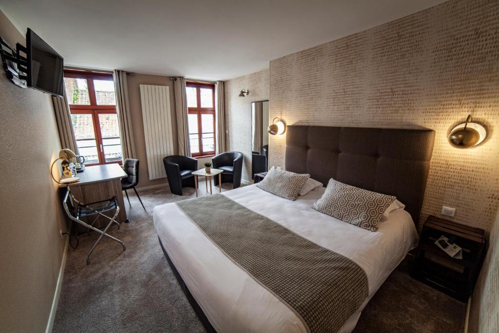Postel nebo postele na pokoji v ubytování Logis Hôtel & Restaurant - Les Hauts de Montreuil
