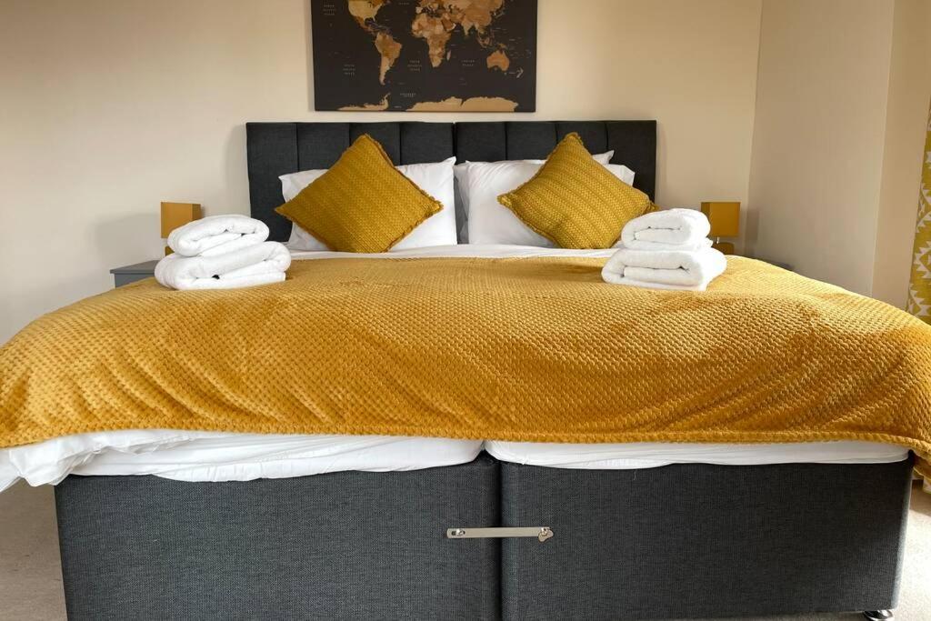 um quarto com uma cama grande e toalhas em City Central Apartment em Coventry