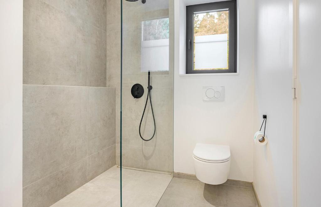 La salle de bains est pourvue d'une douche, de toilettes et d'une fenêtre. dans l'établissement Le Moulin de Bosson - Belina, à Ferrières