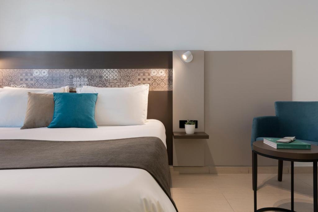 une chambre d'hôtel avec un lit et une table dans l'établissement Bayview Hotel by ST Hotels, à Il-Gżira