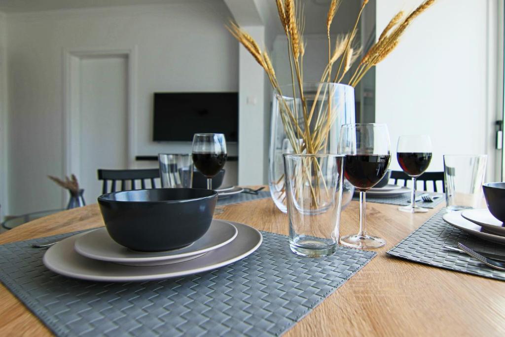 una mesa con un tazón negro y copas de vino en Phaedrus Living Seaside Junior Suite Lighthouse 63, en Pafos
